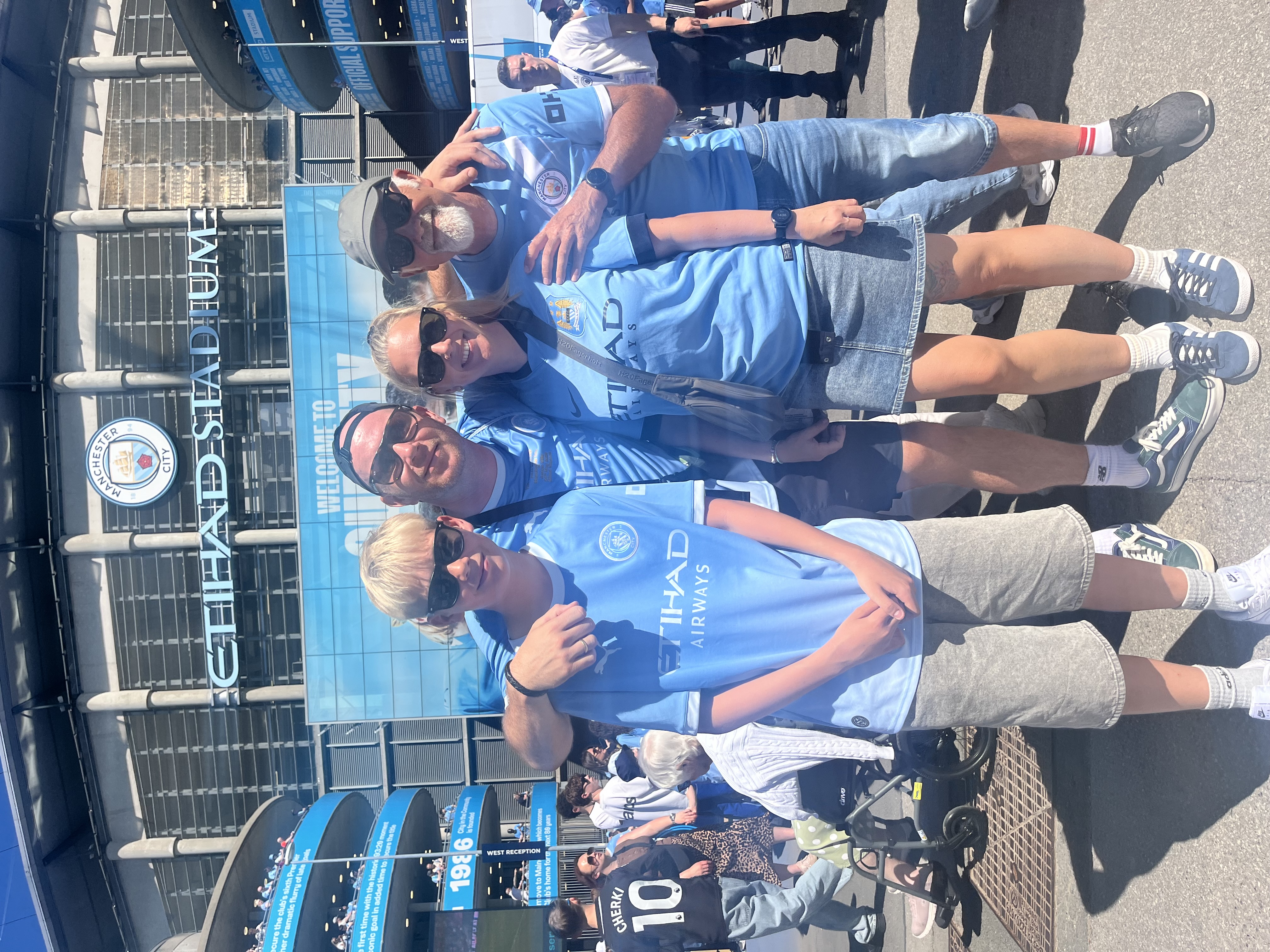 Mads Ejstrup og familien foran Etihad i Manchester